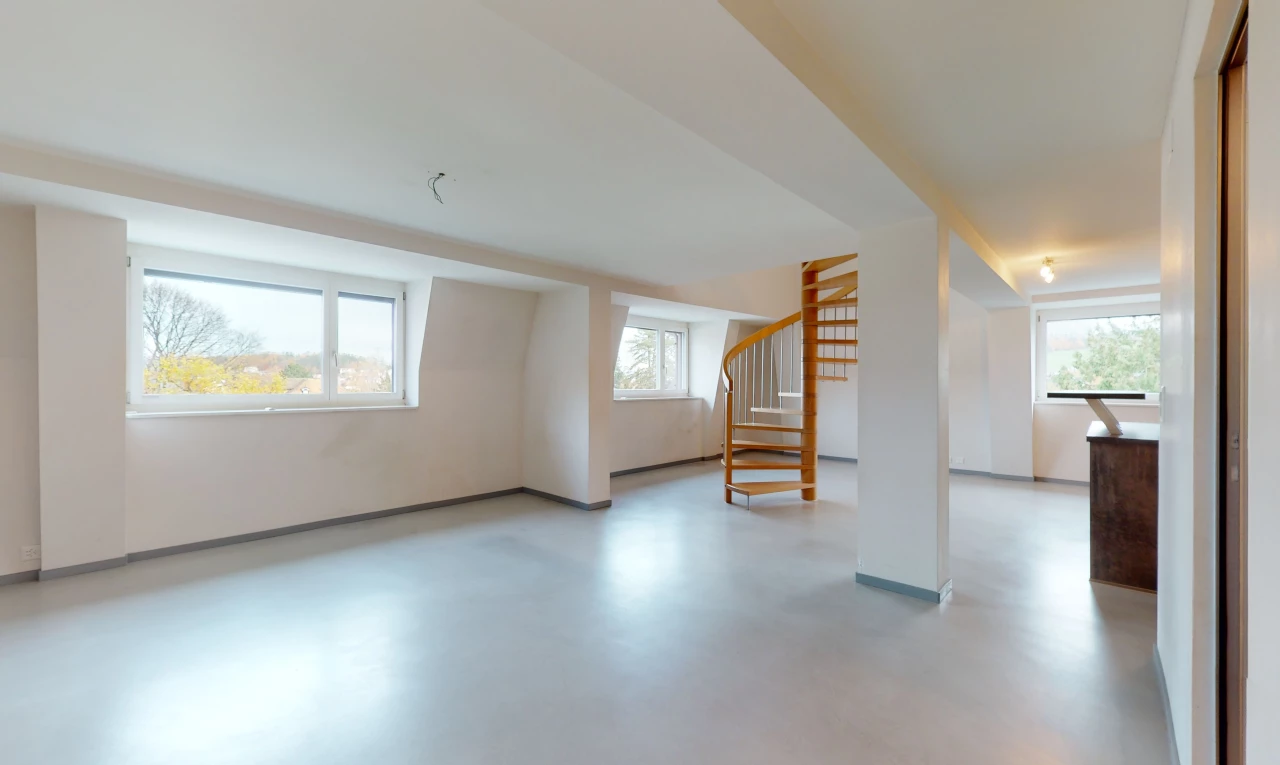 chambre vide avec lumière naturelle