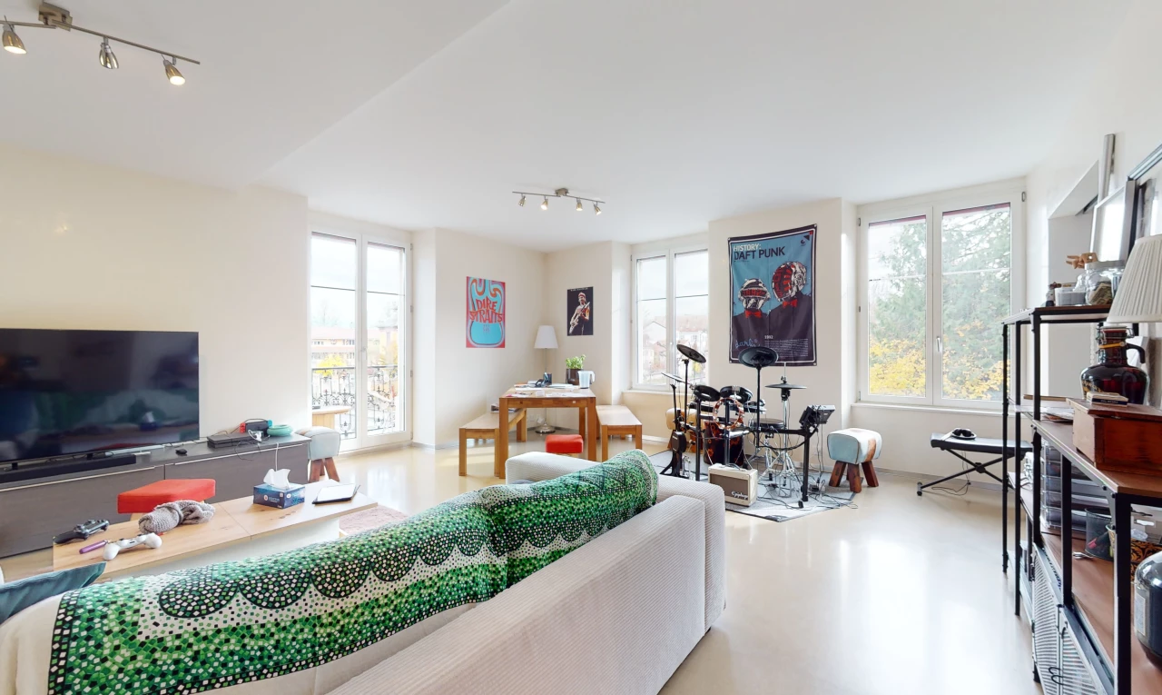 salon avec lumière naturelle et télévision