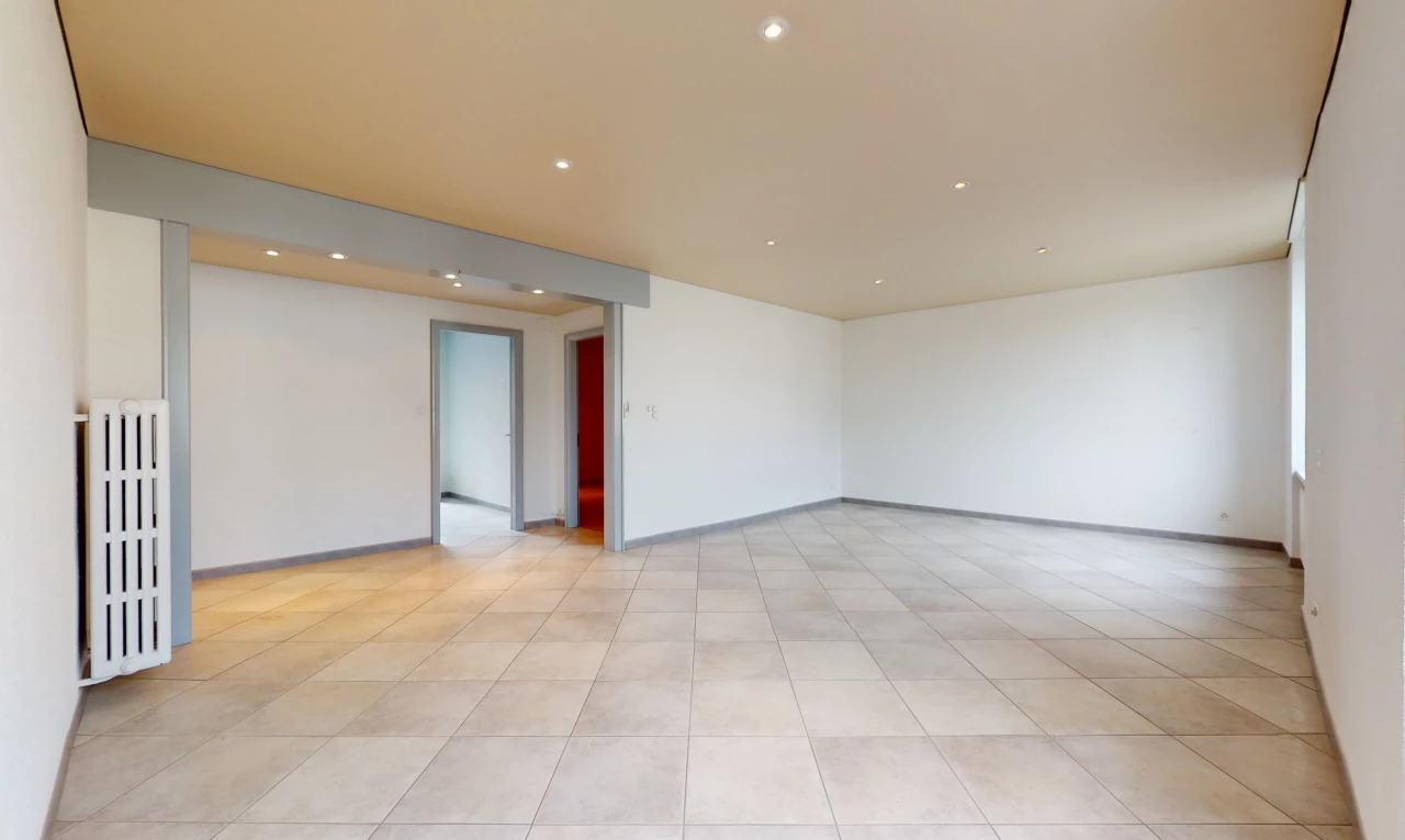 chambre vide avec carrelage et radiateur