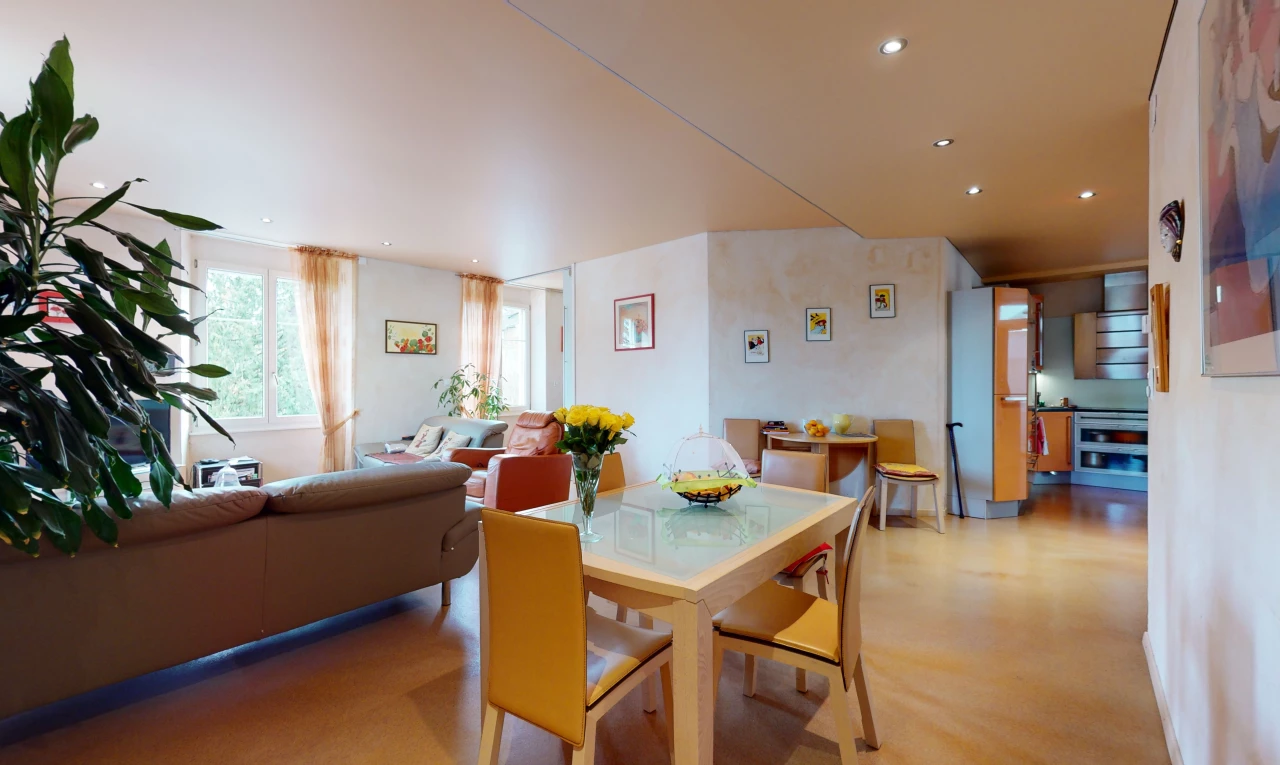 salle à manger avec parquet et lumière naturelle
