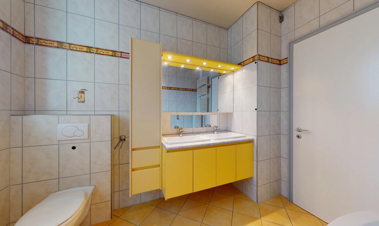 salle de bains avec carrelage, meuble-lavabo, toilettes, vasque, et miroir