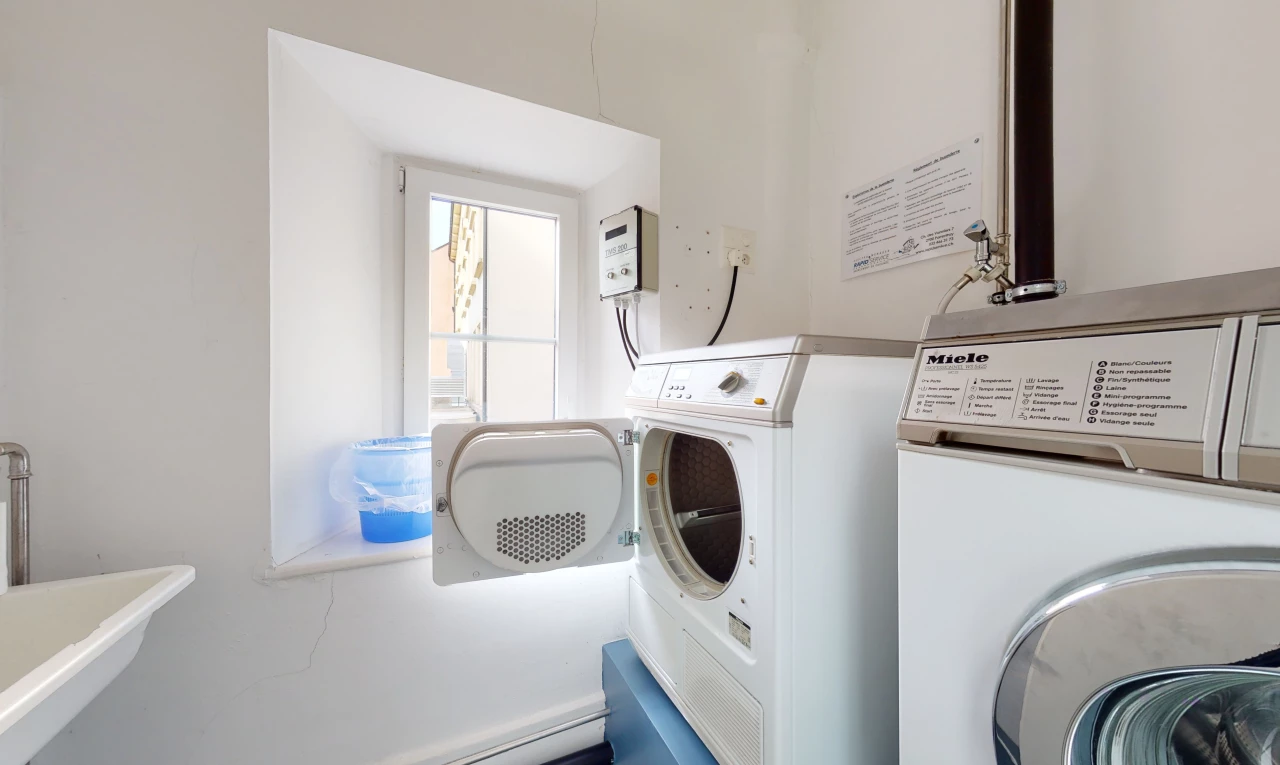 buanderie avec machine à laver / sèche-linge