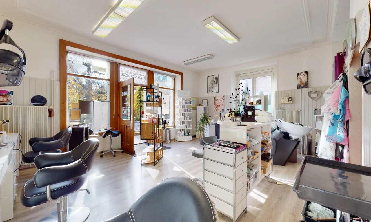bureau avec lumière naturelle et parquet