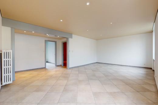 gefliester leerer raum mit kühler