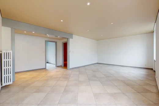 chambre vide avec carrelage et radiateur
