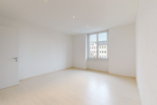 holz bodener leerer raum mit natürlichem licht