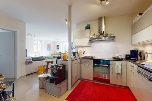 küche mit natürlichen licht, rauchextraktor, geschirrspüler, ofen, dunklen arbeitsplatten und helle böden