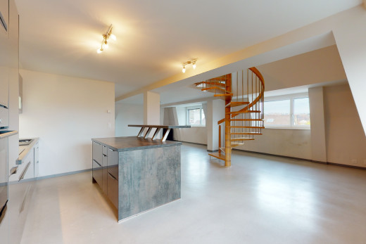 küche mit einer gesunden menge sonnenlicht und hellen böden