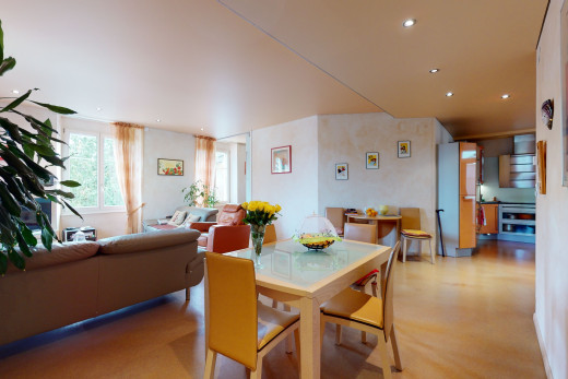 esszimmer mit natürlichen licht- und holzböden