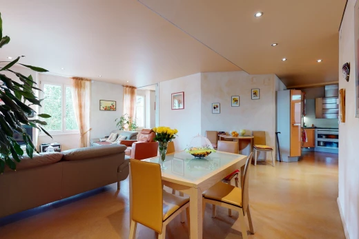 salle à manger avec parquet et lumière naturelle
