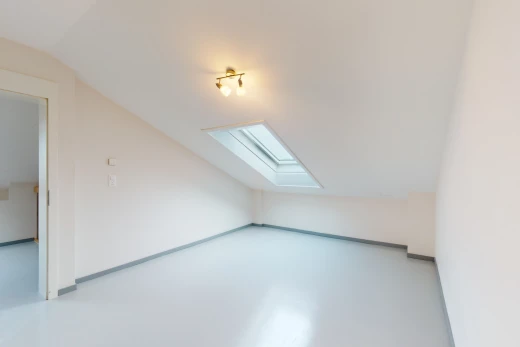 chambre bonus avec lumière naturelle et lucarne