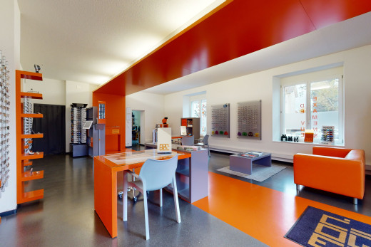 esszimmer mit einer gesunden menge sonnenlicht