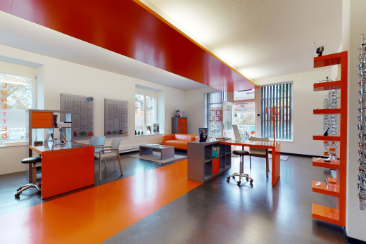 bürobereich mit viel natürlichem licht