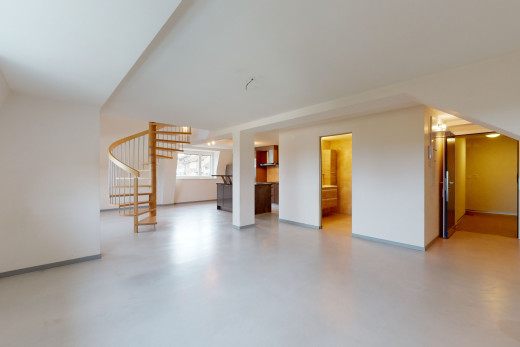 wohnzimmer mit haftdecke und natürliches licht