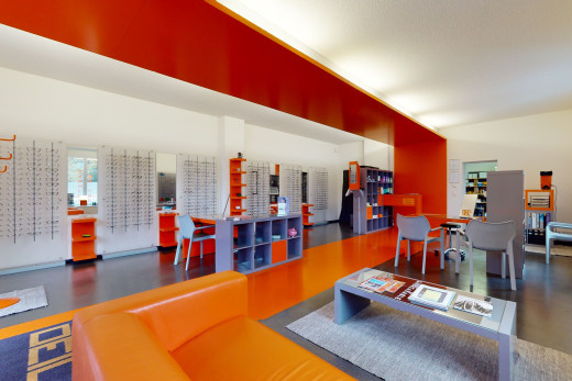 wohnzimmer mit hartholzböden und natürlichem licht