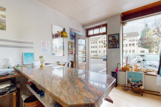 küche mit einer küchenbar, natürlicher heller, dunkler steinplatten und hellem hartholzboden