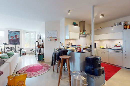 küche mit natürlichem licht, küchenfrühstücksbar, extraktorventilator, dunkle arbeitsplatten und heller fußböden