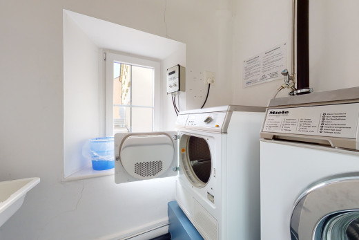waschraum mit waschmaschine / trockner