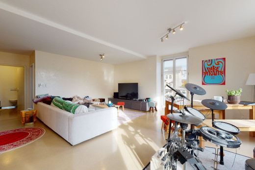 wohnzimmer mit natürlichem licht und fernseher