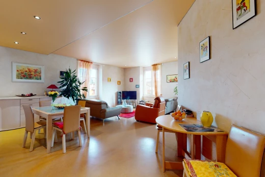 salle à manger avec lumière naturelle