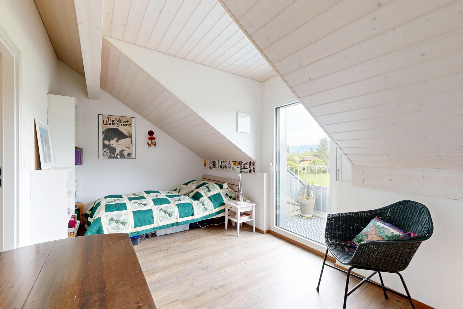 chambre avec pièce supplémentaire, wood ceiling, plafond en bois, vaulted ceiling, et plafond voûté