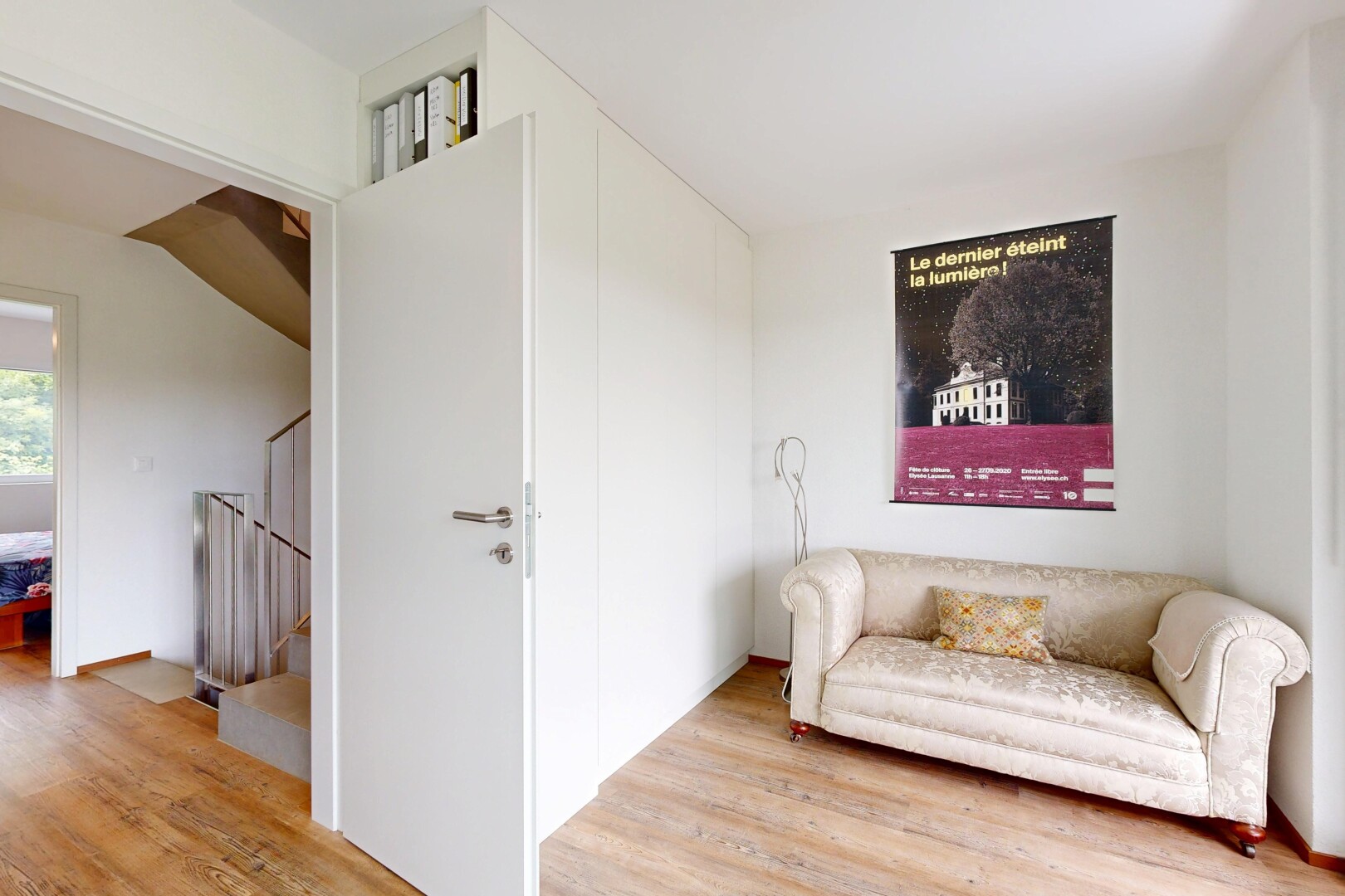 salon avec inside property, wood finish floor, sol en finition bois, drywall, et cloison sèche