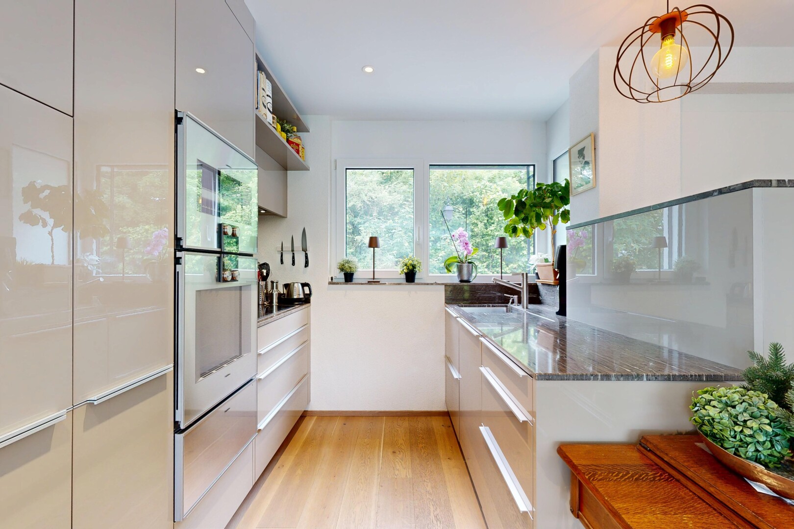 cuisine avec light floor, armoires à panneau plat, flat panel cabinets, plans de travail en pierre, et stone countertops