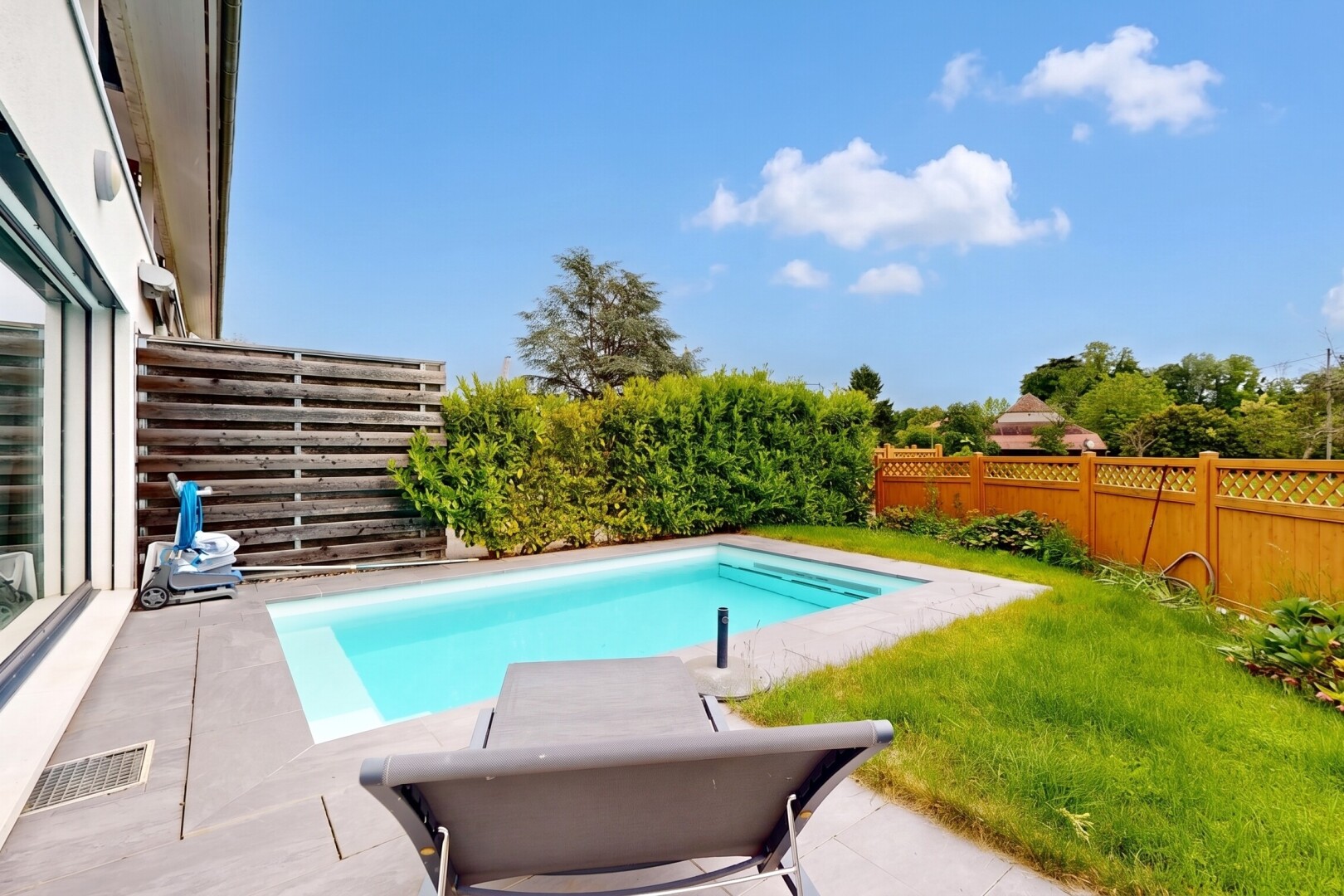 piscine avec clôture, piscine, from property, pelouse, et terrasse