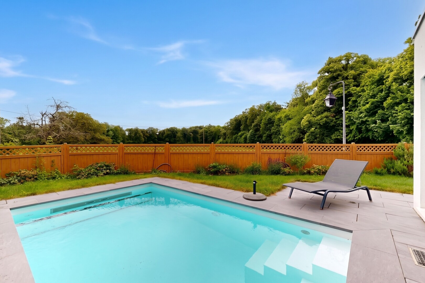 piscine avec from property, piscine, clôture, terrasse, et day time