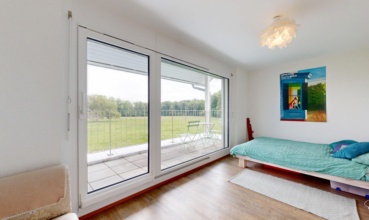 chambre avec inside property, accès à l'extérieur, wood finish floor, sol en finition bois, et natural light