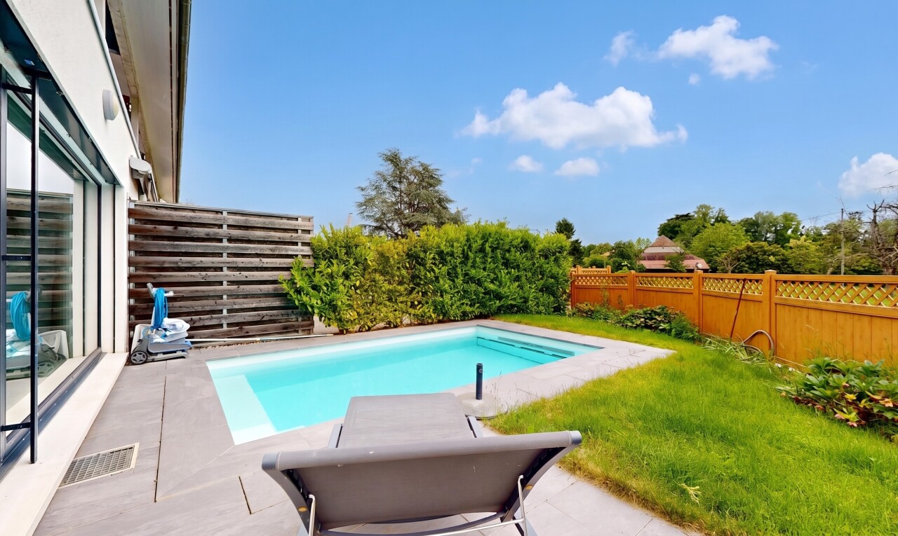 piscine avec clôture, piscine, from property, pelouse, et terrasse
