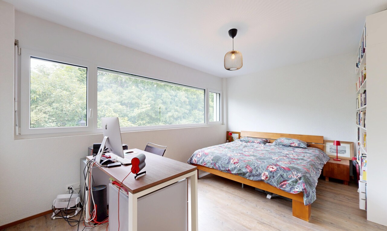 chambre avec drywall, cloison sèche, wood finish floor, sol en finition bois, et inside property