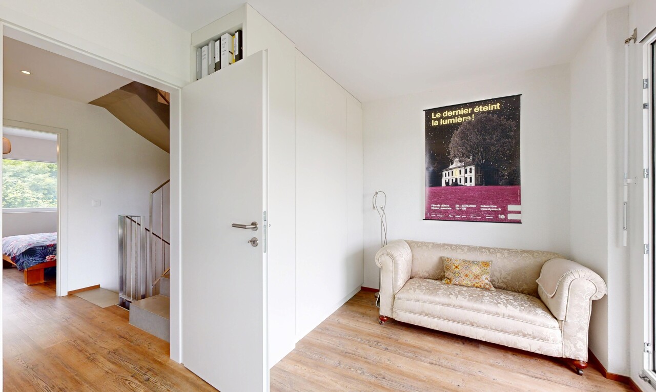 salon avec inside property, wood finish floor, sol en finition bois, drywall, et cloison sèche