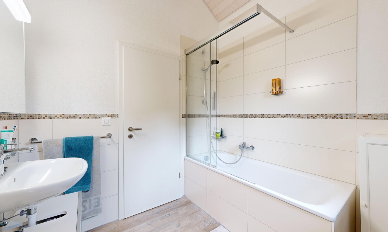 salle de bains avec douche-bain combinés, salle de bain complète, sol en finition bois, wood finish floor, et évier