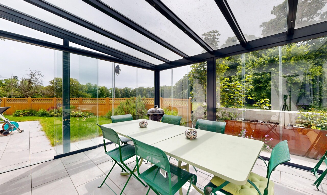 terrasse avec coin repas extérieur, clôture, overcast, et from property