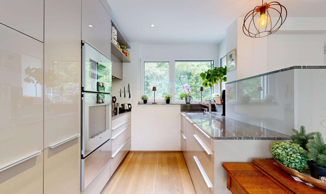 cuisine avec light floor, armoires à panneau plat, flat panel cabinets, plans de travail en pierre, et stone countertops