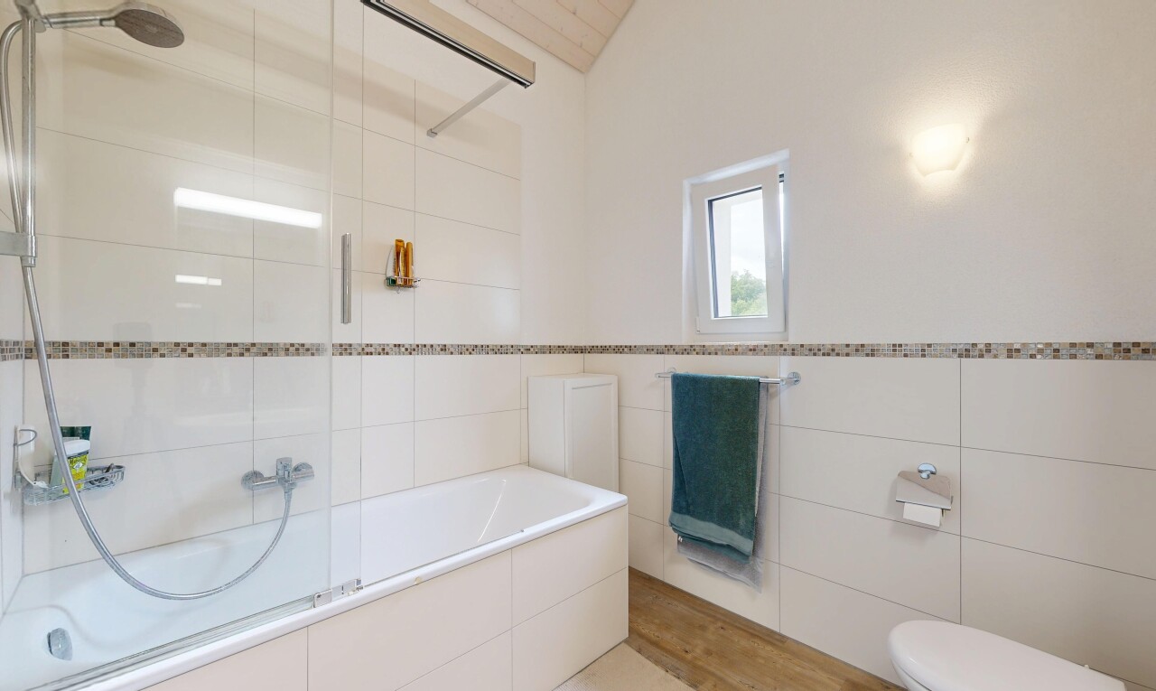salle de bains avec douche-bain combinés, salle de bain complète, inside property, lumière naturelle, et natural light