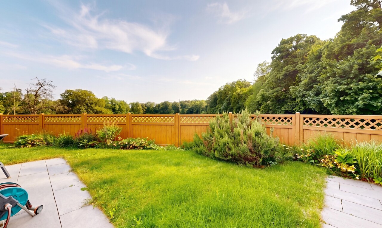 jardin avec from property, clôture, pelouse, et day time
