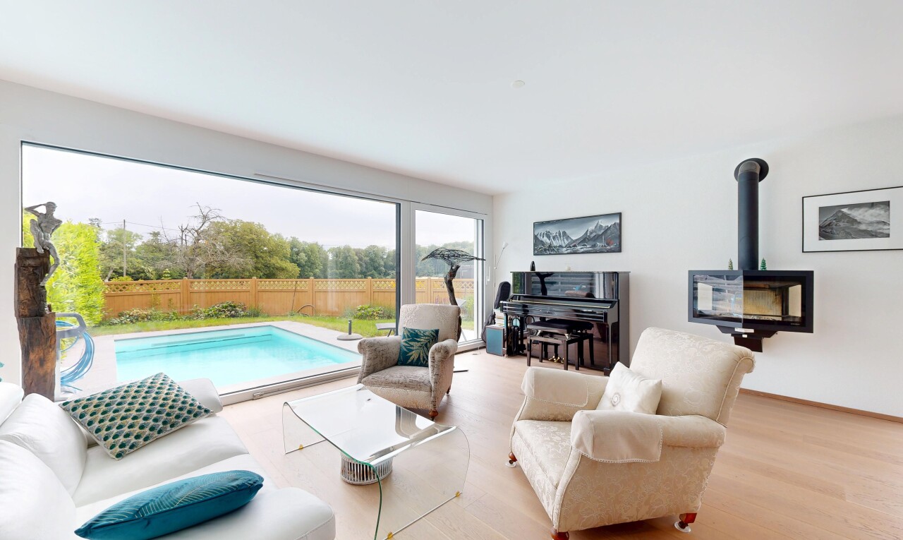 salon avec sol en finition bois, wood finish floor, vue sur la piscine, cloison sèche, et drywall