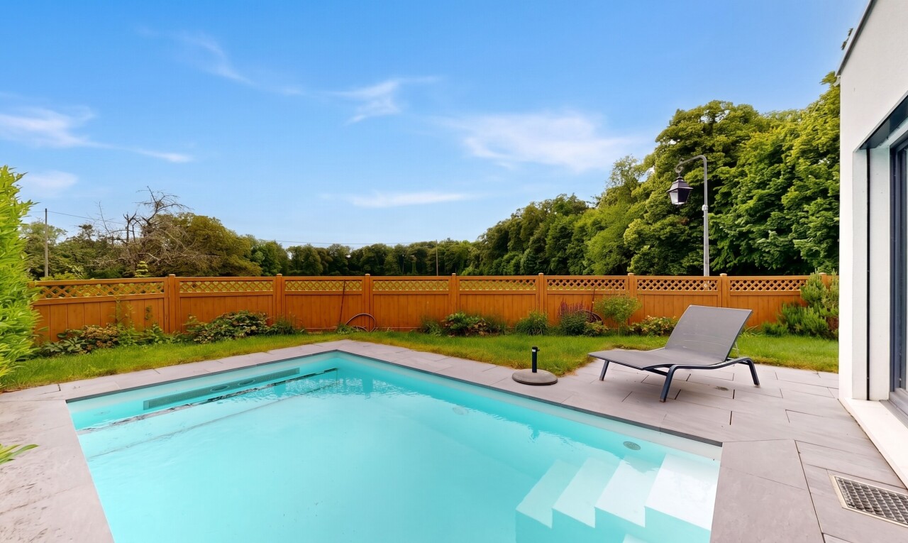 piscine avec from property, piscine, clôture, terrasse, et day time