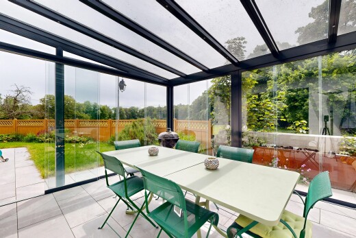 terrasse avec coin repas extérieur, clôture, overcast, et from property