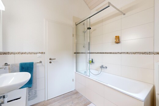 salle de bains avec douche-bain combinés, salle de bain complète, sol en finition bois, wood finish floor, et évier