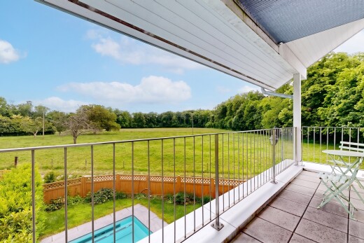 balcon avec from property, balcon, et day time