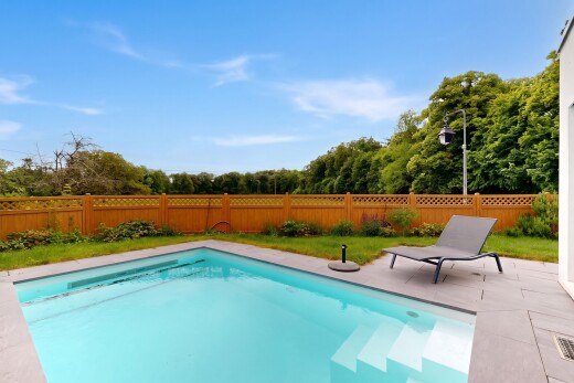 piscine avec from property, piscine, clôture, terrasse, et day time