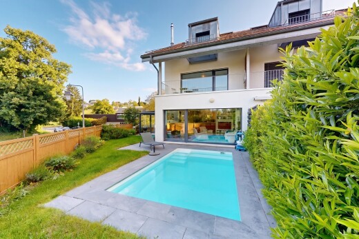 piscine avec piscine, terrasse, from property, balcon, et pelouse