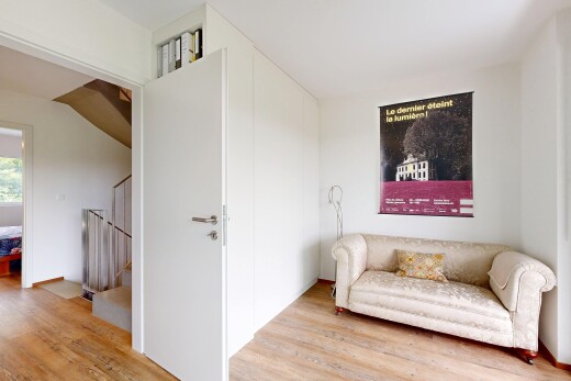 salon avec inside property, wood finish floor, sol en finition bois, drywall, et cloison sèche