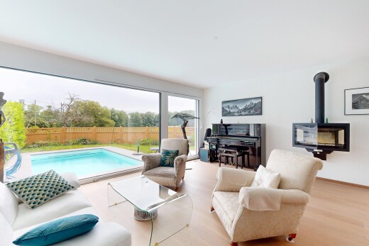 salon avec sol en finition bois, wood finish floor, vue sur la piscine, cloison sèche, et drywall