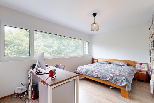chambre avec drywall, cloison sèche, wood finish floor, sol en finition bois, et inside property