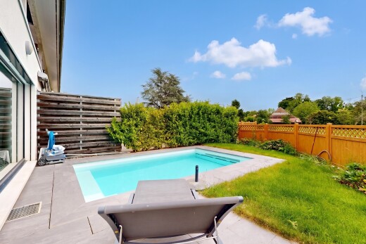 piscine avec clôture, piscine, from property, pelouse, et terrasse