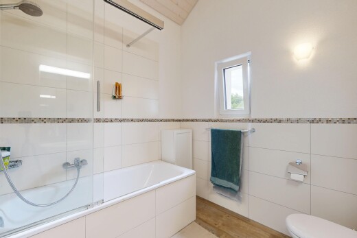 salle de bains avec douche-bain combinés, salle de bain complète, inside property, lumière naturelle, et natural light
